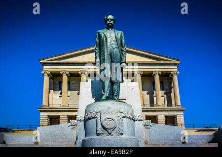 Das Tennessee State Capitol Gebäude wurde zwischen 1845 und 1859 im griechischen Revival-Stil mit einer Statue von Edward Carmack in Nashville, TN, USA, erbaut Stockfoto