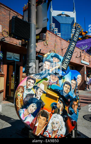 Street-Art Gitarre gemalt mit berühmten Honky Tonk und Country Music Stars auf renommierten Lower Broadway in der Innenstadt von Nashville, TN Stockfoto
