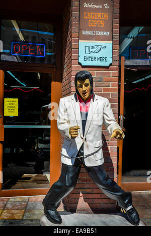 Eine Harz Statue von Elvis Presley begrüßt Kunden vor der Legenden Souvenirladen am lower Broadway in der Innenstadt von Nashville, TN Stockfoto