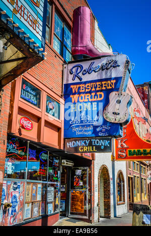 Roberts Western Wear Store am Lower Broadway, Innenstadt von Nashville, TN mit Honky Tonk Bars ist ein renommierter Unterhaltungsviertel Stockfoto