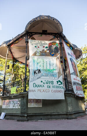 Banner fordern Gerechtigkeit für die vermissten Studenten glaubte ausgeführt von korrupten Polizei hängen vom Hauptplatz 8. November 2014 in Oaxaca, Mexiko. Die 43 Studenten fehlt für mehr als sechs Wochen Tote geglaubt werden nach menschlichen verkohlt bleibt wurden von einem Fluss und seine Ufer am 7. November 2014 gefischt. Stockfoto