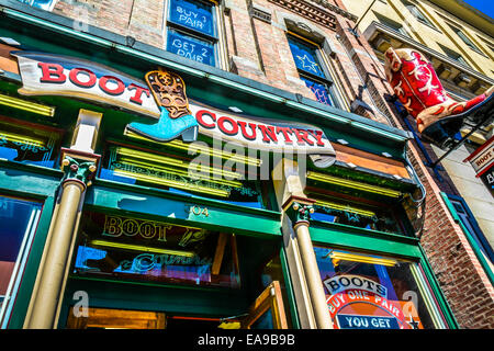 Harz-Boot über der Tür des Eingangs zum Boot Country Store am Lower Broadway in der Innenstadt von Nashville, TN Stockfoto