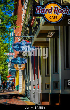 2nd Avenue North in der Innenstadt von Nashville, TN, ist ein großes Einkaufsviertel mit Bars, Honky Tonks & Einzelhandelsgeschäften in Music City USA Stockfoto