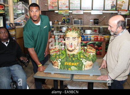 College-Football-Spieler und NFL Top Entwurf Perspektive stellt Anthony Barr eine lebensgroße Essen-Statue aus U-Bahn frisches Gemüse Optionen gemacht. Zur Verfügung ist auch Eric LeGrand, ehemaliger Fußballspieler defensive Tackle, dienen als Barrs Eingezogenes, bei Subway restaurant Stockfoto