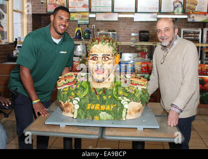 College-Football-Spieler und NFL Top Entwurf Perspektive stellt Anthony Barr eine lebensgroße Essen-Statue aus U-Bahn frisches Gemüse Optionen gemacht. Zur Verfügung ist auch Eric LeGrand, ehemaliger Fußballspieler defensive Tackle, dienen als Barrs Eingezogenes, bei Subway restaurant Stockfoto