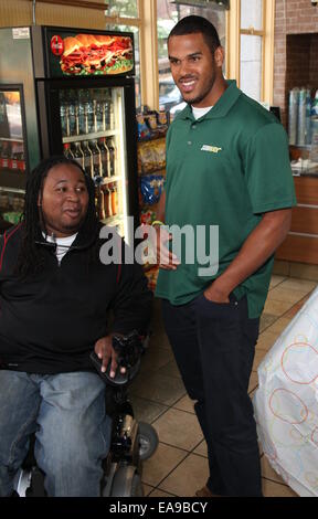 College-Football-Spieler und NFL Top Entwurf Perspektive stellt Anthony Barr eine lebensgroße Essen-Statue aus U-Bahn frisches Gemüse Optionen gemacht. Zur Verfügung ist auch Eric LeGrand, ehemaliger Fußballspieler defensive Tackle, dienen als Barrs Eingezogenes, bei Subway restaurant Stockfoto