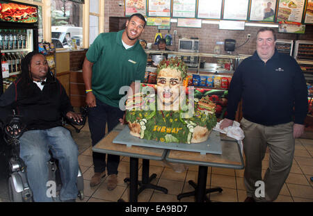 College-Football-Spieler und NFL Top Entwurf Perspektive stellt Anthony Barr eine lebensgroße Essen-Statue aus U-Bahn frisches Gemüse Optionen gemacht. Zur Verfügung ist auch Eric LeGrand, ehemaliger Fußballspieler defensive Tackle, dienen als Barrs Eingezogenes, bei Subway restaurant Stockfoto