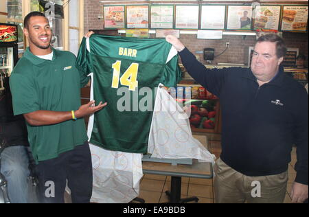 College-Football-Spieler und NFL Top Entwurf Perspektive stellt Anthony Barr eine lebensgroße Essen-Statue aus U-Bahn frisches Gemüse Optionen gemacht. Zur Verfügung ist auch Eric LeGrand, ehemaliger Fußballspieler defensive Tackle, dienen als Barrs Eingezogenes, bei Subway restaurant Stockfoto