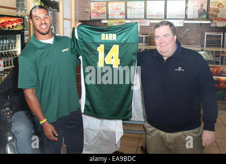 College-Football-Spieler und NFL Top Entwurf Perspektive stellt Anthony Barr eine lebensgroße Essen-Statue aus U-Bahn frisches Gemüse Optionen gemacht. Zur Verfügung ist auch Eric LeGrand, ehemaliger Fußballspieler defensive Tackle, dienen als Barrs Eingezogenes, bei Subway restaurant Stockfoto