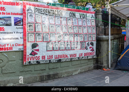 Banner fordern Gerechtigkeit für die vermissten Studenten glaubte ausgeführt von korrupten Polizei hängen vom Hauptplatz 8. November 2014 in Oaxaca, Mexiko. Die 43 Studenten fehlt für mehr als sechs Wochen Tote geglaubt werden nach menschlichen verkohlt bleibt wurden von einem Fluss und seine Ufer am 7. November 2014 gefischt. Stockfoto