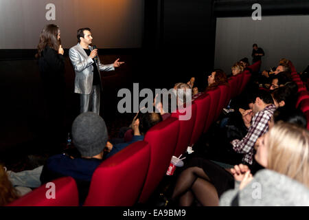 Kopenhagen, Dänemark, 9. November 2014: Dokumentarfilm-Regisseur Ahmad Jalali Farahani (Hintergrund, rechts) nach der Premiere seines neuen Films, "Wir sind Journalisten" in Kopenhagen, wo ein Publikum verpackt Kino seine berührenden Film sah über der Mullah Regime endgültige Niederschlagung des freien Journalismus durch Aktionen gegen Journalistenverbandes, Schließung von Medien, Verfolgung von Journalisten und ihrer Haft und oft Folter, abgebildet. Bildnachweis: OJPHOTOS/Alamy Live-Nachrichten Stockfoto