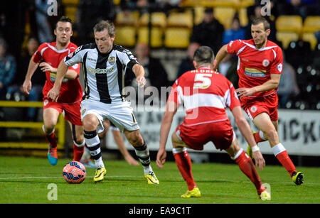 Nottingham, UK. 9. November 2014. FA-Cup-1. Runde. Notts County gegen Accrington Stanley. Garry Thompson (11) von Notts County bahnt sich seinen Weg durch Accrington Stanley Verteidigung. Bildnachweis: Aktion Plus Sport/Alamy Live-Nachrichten Stockfoto