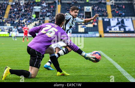 Nottingham, UK. 9. November 2014. FA-Cup-1. Runde. Notts County gegen Accrington Stanley. Michael Pedrasso (36) von Notts County übt Druck auf Robert Atkinson (25) von Accrington Stanley. Bildnachweis: Aktion Plus Sport/Alamy Live-Nachrichten Stockfoto