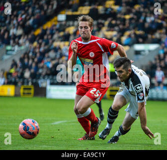 Nottingham, UK. 9. November 2014. FA-Cup-1. Runde. Notts County gegen Accrington Stanley. Robert Atkinson (25) von Accrington Stanley und Ronan Murray (10) von Notts County-Wettbewerb für den Ball. Bildnachweis: Aktion Plus Sport/Alamy Live-Nachrichten Stockfoto