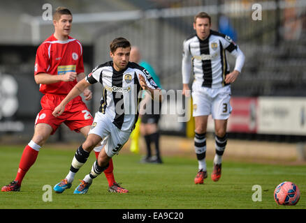 Nottingham, UK. 9. November 2014. FA-Cup-1. Runde. Notts County gegen Accrington Stanley. Michael Pedrasso (36) von Notts County nimmt Ball von Andy Proctor (24) von Accrington Stanley. Bildnachweis: Aktion Plus Sport/Alamy Live-Nachrichten Stockfoto