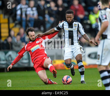 Nottingham, UK. 9. November 2014. FA-Cup-1. Runde. Notts County gegen Accrington Stanley. Mustapha Dumbuya (2) von Notts County hält den Ball von James Beattie (21) von Accrington Stanley. Bildnachweis: Aktion Plus Sport/Alamy Live-Nachrichten Stockfoto