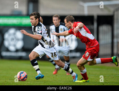 Nottingham, UK. 9. November 2014. FA-Cup-1. Runde. Notts County gegen Accrington Stanley. Michael Pedrasso (36) von Notts County entzieht sich Tom Aldred (5) der Accrington Stanley. Bildnachweis: Aktion Plus Sport/Alamy Live-Nachrichten Stockfoto