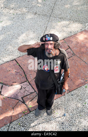 Eine strasse Darsteller verkörpern von Che Guevara in der Nähe von Parque Central in Havanna, Kuba Stockfoto