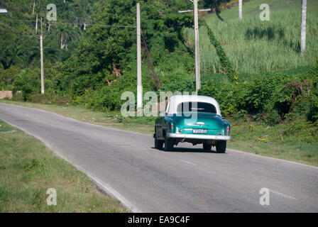 Amerikanische Oldtimer verwendet als Taxi fährt nach unten eine Landstraße in der Nähe von Jibacoa, Kuba Stockfoto