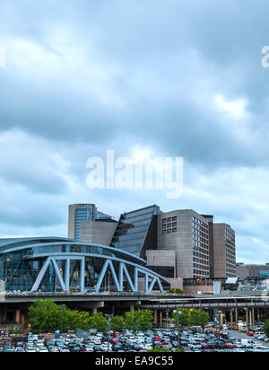 ATLANTA - Mai 04: Philips Arena und CNN Center in Atlanta am 4. Mai 2013. Philips Arena ist ein Mehrzweck-Reithalle befindet sich Stockfoto