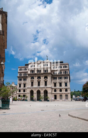 Die Lonja del Comercio (IHK) und die ehemalige Börse an der Plaza de San Francisco Asís in Alt-Havanna, Kuba Stockfoto