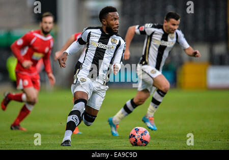 Nottingham, UK. 9. November 2014. FA-Cup-1. Runde. Notts County gegen Accrington Stanley. Mustapha Dumbuya (2) von Notts County an Optionen für ein Kreuz in das Feld ein. Bildnachweis: Aktion Plus Sport/Alamy Live-Nachrichten Stockfoto