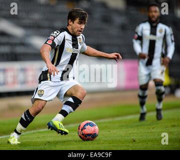 Nottingham, UK. 9. November 2014. FA-Cup-1. Runde. Notts County gegen Accrington Stanley. Blair Adams (3) von Notts County steuert den Ball. Bildnachweis: Aktion Plus Sport/Alamy Live-Nachrichten Stockfoto