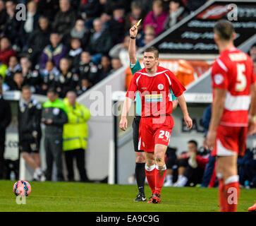 Nottingham, UK. 9. November 2014. FA-Cup-1. Runde. Notts County gegen Accrington Stanley. Andy Proctor (24) von Accrington Stanley erhält eine gelbe Karte. Bildnachweis: Aktion Plus Sport/Alamy Live-Nachrichten Stockfoto