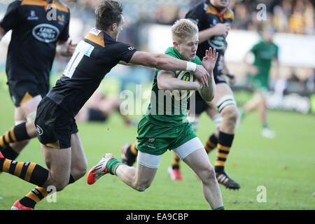 High Wycombe, England. 9. November 2014. LV-Cup Rugby. Wespen im Vergleich zu London Iren. Cameron Cowell wird von Josh Bassett gestoppt. Bildnachweis: Aktion Plus Sport/Alamy Live-Nachrichten Stockfoto