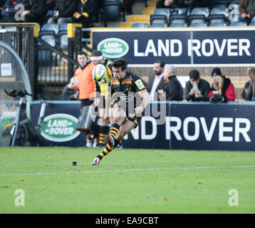 High Wycombe, England. 9. November 2014. LV-Cup Rugby. Wespen im Vergleich zu London Iren. Alex Lozowski wandelt einen Versuch. Bildnachweis: Aktion Plus Sport/Alamy Live-Nachrichten Stockfoto