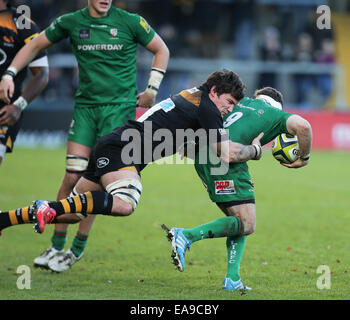 High Wycombe, England. 9. November 2014. LV-Cup Rugby. Wespen im Vergleich zu London Iren. Guy Thompson befasst sich mit Darren Allinson. Bildnachweis: Aktion Plus Sport/Alamy Live-Nachrichten Stockfoto