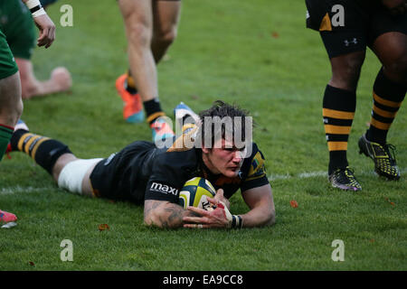 High Wycombe, England. 9. November 2014. LV-Cup Rugby. Wespen im Vergleich zu London Iren. Guy Thompson erhält seine versuchen. Bildnachweis: Aktion Plus Sport/Alamy Live-Nachrichten Stockfoto