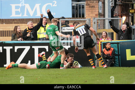 High Wycombe, England. 9. November 2014. LV-Cup Rugby. Wespen im Vergleich zu London Iren. Elliot Daly Scores in der Ecke. Bildnachweis: Aktion Plus Sport/Alamy Live-Nachrichten Stockfoto