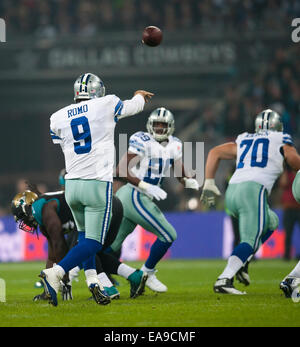 London, UK. 9. November 2014. NFL International Series. Jacksonville Jaguars gegen Dallas Cowboys. Cowboys' Tony Romo (#9) übergibt an Dallas Cowboys' Running Back DeMarco Murrey (#29) Credit: Action Plus Sport/Alamy Live News Stockfoto