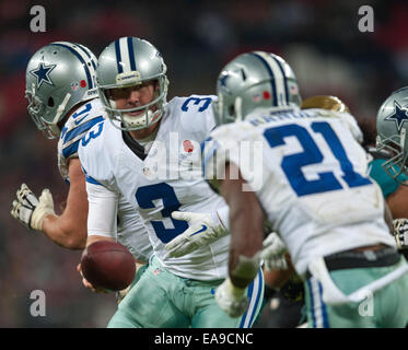 London, UK. 9. November 2014. NFL International Series. Jacksonville Jaguars gegen Dallas Cowboys. Dallas Cowboys-Quarterback Brandon Weeden (#3) übergibt an Dallas Cowboys' Running Back Joseph Randle (#21) Credit: Action Plus Sport/Alamy Live News Stockfoto