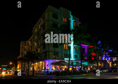 Die Neon-beleuchtete Art-Deco-Fassade des SOBEs historischen Winter Haven Hotel Deco Drive auf Miamis South Beach, Florida, USA Stockfoto