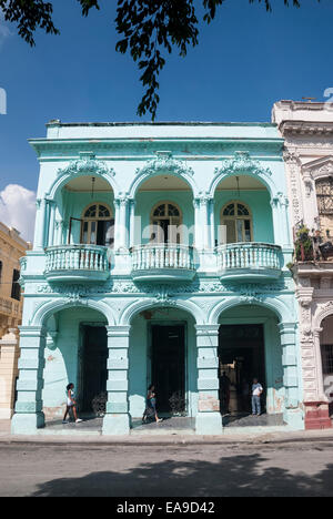 Ein buntes Beispiel spanischer Kolonialarchitektur auf dem Prado (Paseo de Marti) in Havanna Kuba Stockfoto
