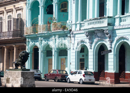 Eine Grundschule ist Teil der bunten Beispiele spanischer Kolonialarchitektur auf dem Prado (Paseo de Marti) in Havanna Kuba Stockfoto