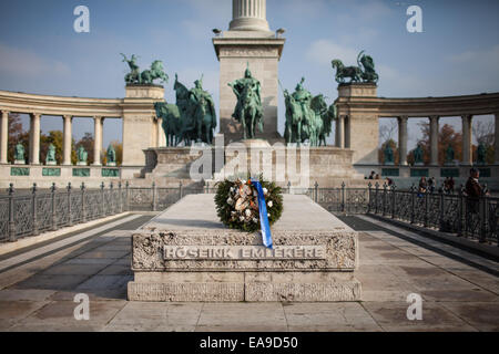 Das Millennium-Denkmal in Hősök Tere (Heldenplatz), Budapest, Ungarn. Es ist jetzt eine der wichtigsten Sehenswürdigkeiten von Budapest. Stockfoto