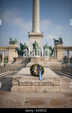 Das Millennium-Denkmal in Hősök Tere (Heldenplatz), Budapest, Ungarn. Es ist jetzt eine der wichtigsten Sehenswürdigkeiten von Budapest. Stockfoto