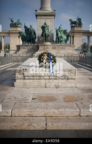 Das Millennium-Denkmal in Hősök Tere (Heldenplatz), Budapest, Ungarn. Es ist jetzt eine der wichtigsten Sehenswürdigkeiten von Budapest. Stockfoto