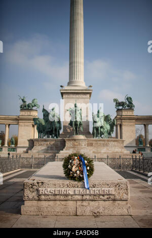 Das Millennium-Denkmal in Hősök Tere (Heldenplatz), Budapest, Ungarn. Es ist jetzt eine der wichtigsten Sehenswürdigkeiten von Budapest. Stockfoto