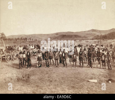 Bestandteil der US-Kavallerie und 3d Infanterie an der großen indischen Grass Dance auf Reservierung - Gruppenbild von Big Foot (weißen) Band bei einem Rasen-Tanz auf dem Cheyenne River, South Dakota - auf oder in der Nähe von Cheyenne River Indian Reservation. Stockfoto