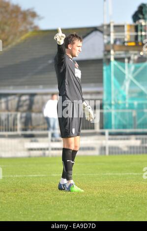 Gosport, Hampshire, UK. 9. November 2014. Sam Walker Colchester Keeper leitet sein Team zum Sieg. Gosport Borough V Colchester United, FA Cup erste Runde 9. November 2014. Privett Park, Gosport, Hampshire, Vereinigtes Königreich, Guthaben: Flashspix/Alamy Live-Nachrichten Stockfoto