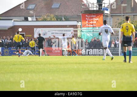 Gosport, Hampshire, UK. 9. November 2014. Sanchez Watt öffnet das Punktesystem für Colchester United. Gosport Borough V Colchester United, FA Cup erste Runde 9. November 2014. Privett Park, Gosport, Hampshire, Vereinigtes Königreich, Guthaben: Flashspix/Alamy Live-Nachrichten Stockfoto