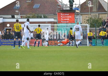 Gosport, Hampshire, UK. 9. November 2014. Freddie Sears sendet Ashmore den falschen Weg. Gosport Borough V Colchester United, FA Cup erste Runde 9. November 2014. Privett Park, Gosport, Hampshire, Vereinigtes Königreich, Guthaben: Flashspix/Alamy Live-Nachrichten Stockfoto