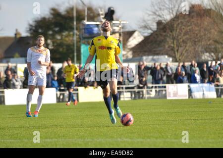 Gosport, Hampshire, UK. 9. November 2014. Justin Bennet (Gosport) OffsideGosport Borough V Colchester United, FA Cup erste Runde 9. November 2014. Privett Park, Gosport, Hampshire, Vereinigtes Königreich, Guthaben: Flashspix/Alamy Live-Nachrichten Stockfoto