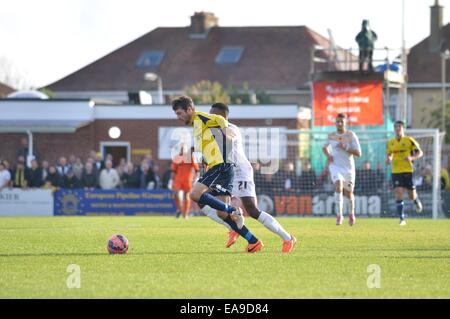 Gosport, Hampshire, UK. 9. November 2014. Dan Wooden (Gosport) rutschen Gavin Massey.Gosport Borough V Colchester United, FA Cup erste Runde 9. November 2014. Privett Park, Gosport, Hampshire, Vereinigtes Königreich, Guthaben: Flashspix/Alamy Live-Nachrichten Stockfoto