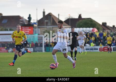 Gosport, Hampshire, UK. 9. November 2014. George Moncur für Colchester United anzugreifen. Gosport Borough V Colchester United, FA Cup erste Runde 9. November 2014. Privett Park, Gosport, Hampshire, Vereinigtes Königreich, Guthaben: Flashspix/Alamy Live-Nachrichten Stockfoto