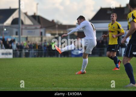 Gosport, Hampshire, UK. 9. November 2014. Freddie Shears schießt breit. Gosport Borough V Colchester United, FA Cup erste Runde 9. November 2014. Privett Park, Gosport, Hampshire, Vereinigtes Königreich, Guthaben: Flashspix/Alamy Live-Nachrichten Stockfoto